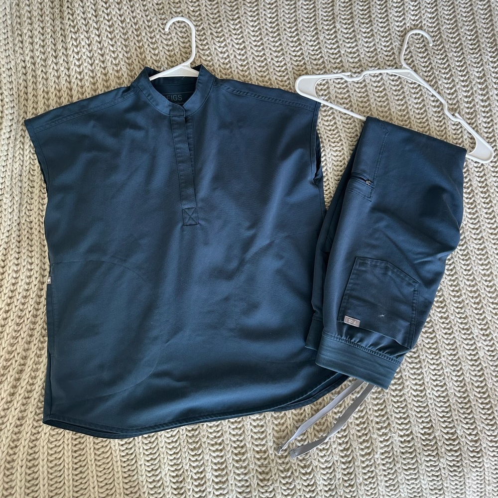 Rafaela Scrub Top-Dark Harbor + Zamora Jogger Scrub Pants XXS